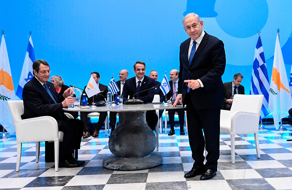 בנימין נתניהו עם ראש ממשלת יוון ונשיא קפריסין חתימה הסכם צינור גז ב אתונה (צילום: AP)