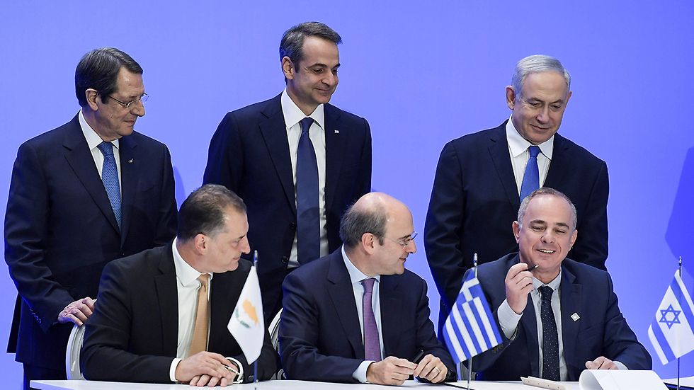 בנימין נתניהו עם ראש ממשלת יוון ונשיא קפריסין חתימה הסכם צינור גז ב אתונה (צילום: AFP)