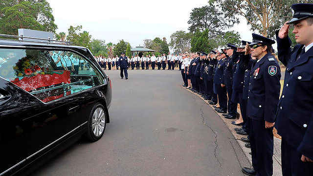 אוסטרליה לוויה ל כבאי ג'ופרי קיטון שנהרג ב שריפות אש (צילום: AFP)