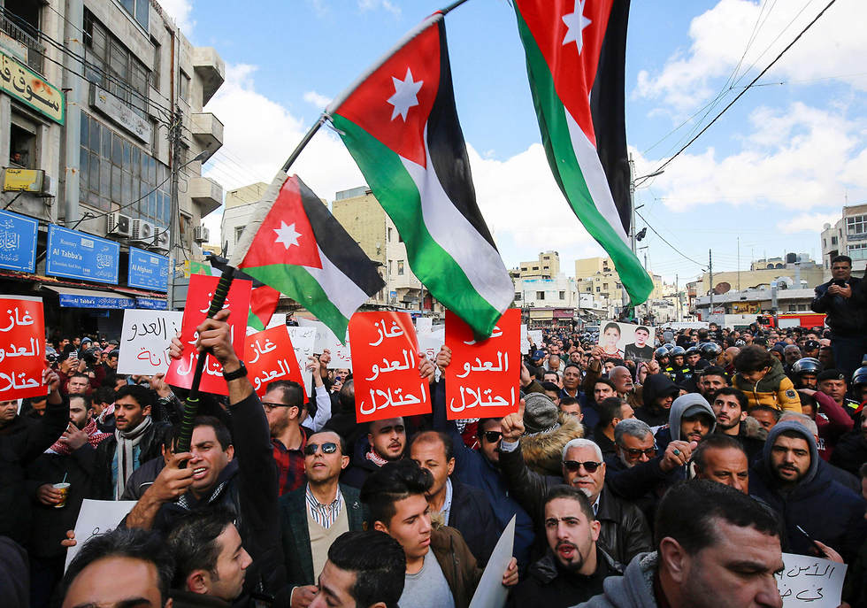 הפגנות בעמאן ,ירדן, נגד העברת גז מישראל (צילום: AFP)