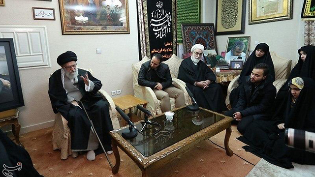 חימאני בביקור תנחומים בבית משפחתו של קאסם סולימאני ()