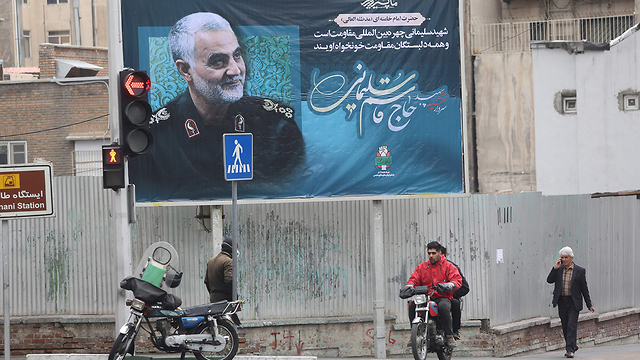 איראן טהרן שלטי חוצות קאסם סולימאני (צילום: AFP)