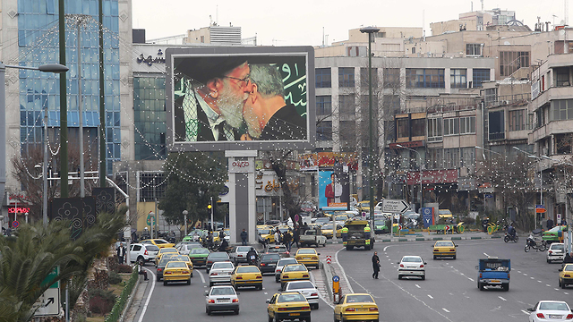 Плакаты с изображением Сулеймани и Хаменеи в Иране. Фото: AFP