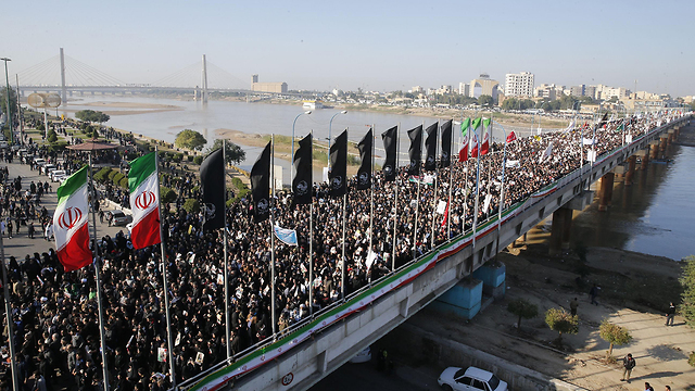 מסע הלוויה קאסם סולימאני ב איראן (צילום: AFP)