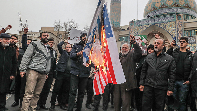Иранцы сжигают флаги США и Израиля в Тегеране. Фото: MCT