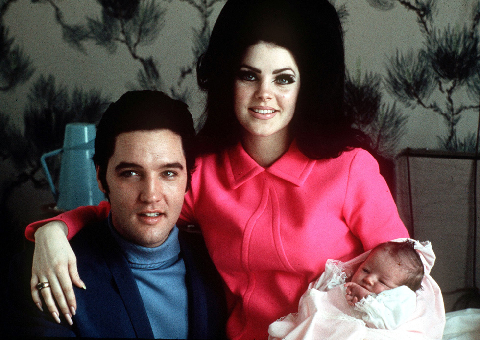 אלביס פרסלי עם אשתו ובתו התינוקת ליסה מארי, 1968 (צילום: AP)