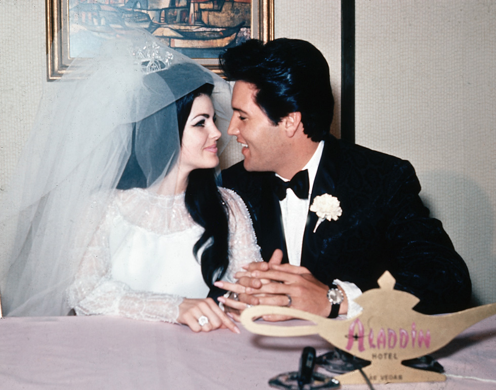 הביוגרפיה שלו היא אם כל הקלישאות של סיפורי כוכבים. בחתונה עם פריסילה פרסלי בלאס וגאס, 1967 (צילום: AP)