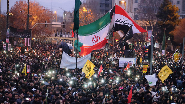 מסע לוויה קאסם סולימאני בעיר משהד איראן (צילום: AFP)