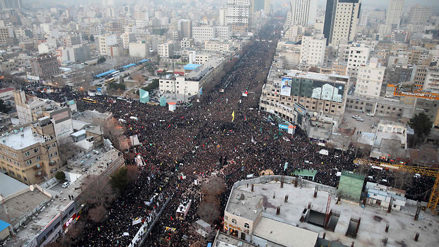 מסע לוויה קאסם סולימאני בעיר משהד איראן (צילום: AFP)