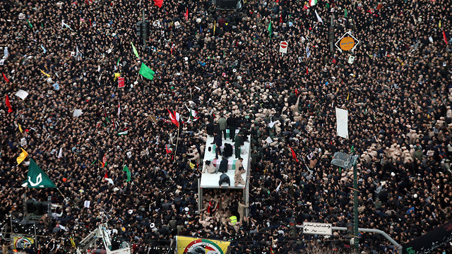 מסע לוויה קאסם סולימאני בעיר משהד איראן (צילום: EPA)
