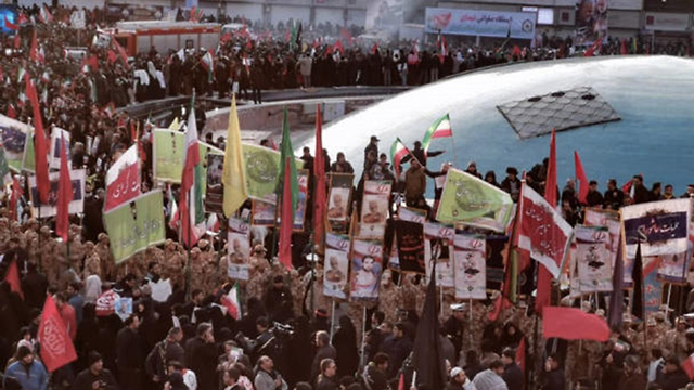 טקס הלוויה של קאסם סולימאני ב טהרן איראן (צילום: AFP)