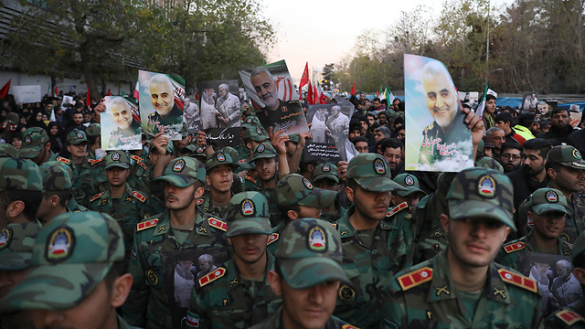טקס הלוויה של קאסם סולימאני ב טהרן איראן (צילום: AP)