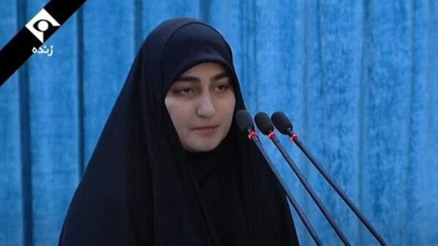 זיינב סולימאני בתו של קאסם סולימאני נואמת ב טקס ב טהרן איראן ()