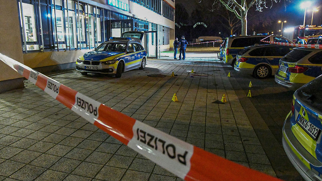 חשד ל ניסיון פיגוע דקירה נגד שוטרים ב גלסנקירשן  גרמניה (צילום: EPA)