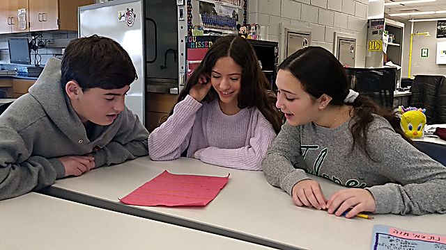 תלמידי כיתה ח׳ בחטיבת הביניים אלן שפרד בדירפילד, אילינוי, כותבים יחד מחזה בעברית (צילום: בן סלס)
