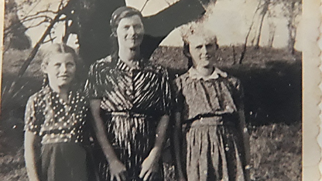 אמא של הניה (באמצע), פאני האחות הקטנה (בצד שמאל),והניה (באדיבות המשפחה)