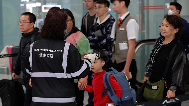 הונג קונג נמל תעופה בדיקות ל באים מ ווהאן סין נגיף מסתורי (צילום: AP)