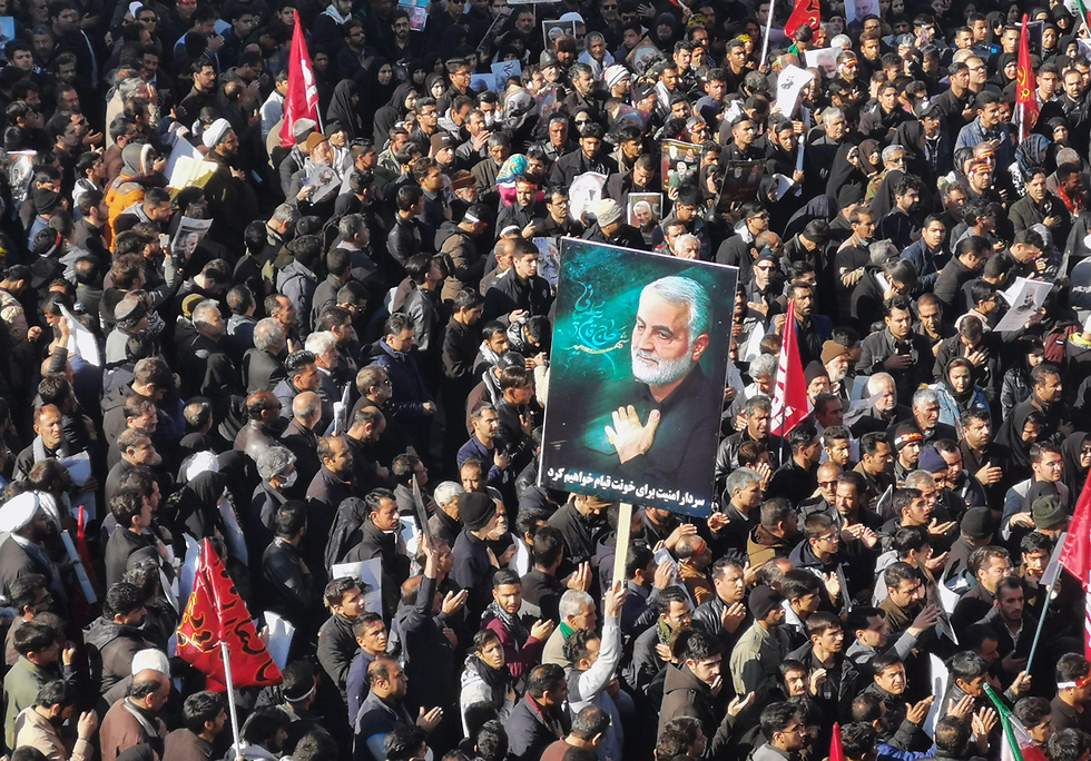 הלוויה לקאסם סולימאני  בכרמאן (צילום: AFP)