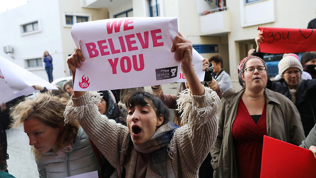 הפגנה מחוץ לבית המשפט ב קפריסין צעירה תיירת בריטית פרשת מין אונס (צילום: רויטרס )