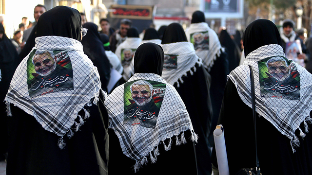 איראן כרמאן הלוויה קאסם סולימאני (צילום: AFP)