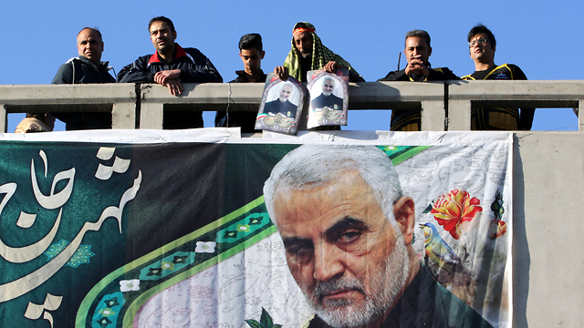 איראן כרמאן הלוויה קאסם סולימאני (צילום: AFP)