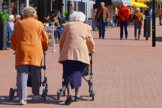 Стареющее население. Фото: ingehogenbijl, shutterstock