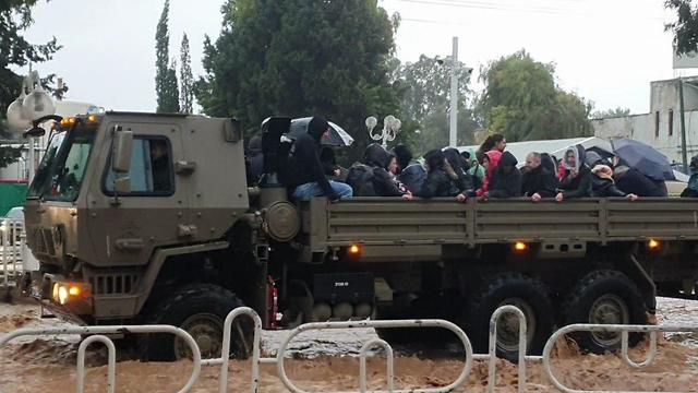 Грузовики ЦАХАЛа эвакуируют жителей Нагарии. Фото: пожарная охрана 