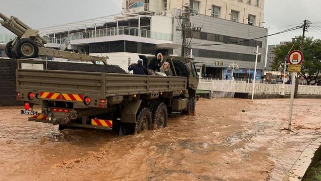 Грузовики ЦАХАЛа эвакуируют жителей Нагарии