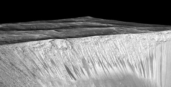 שיפועי ערוצים נשנים שצילם Mars Reconnaissance Orbiter במכתש גארני במאדים (צילום: NASA/JPL/University of Arizona)