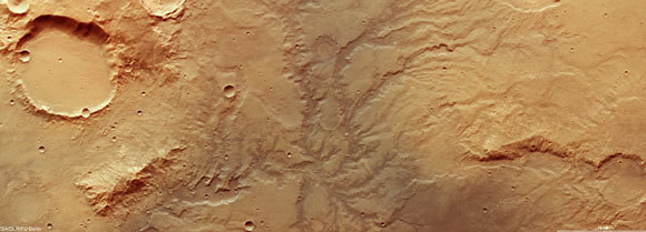 כמו מדבר יהודה, אבל לא בדיוק, כנראה. צילום של Mars Express מראה מערכת עמקים על מאדים (צילום:  ESA/DLR)