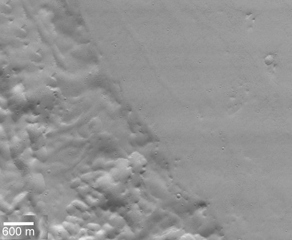 גבול ברור בין המישור האמזוני (מימין) לבתרונות לִיקוּס, צילום של לוויין Mars Global Surveyor Orbiter (צילום: NASA/JPL/MSSS)