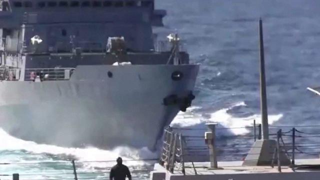 ספינה רוסית מתקרבת לספינה אמריקאית בים הערבי (צילום: רויטרס)
