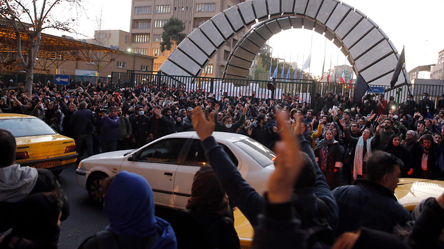 הפגנה הפגנות איראן נגד הפלת מטוס אוקריאני אוקרינה משמרות המהפכה (צילום: EPA)
