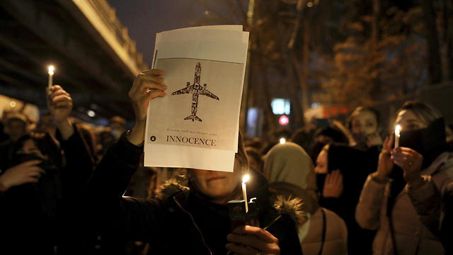 הפגנה הפגנות איראן נגד הפלת מטוס אוקריאני אוקרינה משמרות המהפכה (צילום: AP)