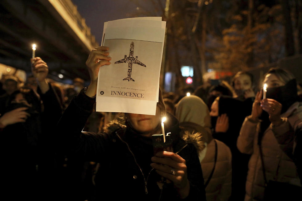 הפגנה הפגנות איראן נגד הפלת מטוס אוקריאני אוקרינה משמרות המהפכה (צילום: AP)