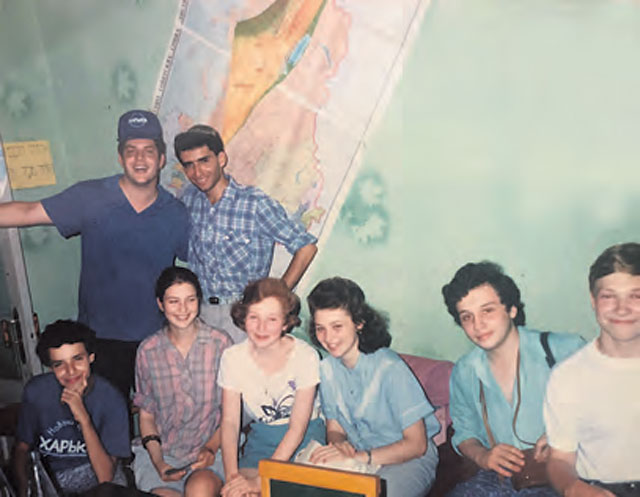 Зеэв Элькин (второй слева вверху) с друзьями. Фото: личный архив