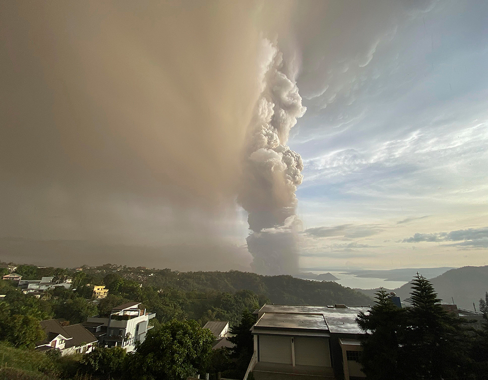 התפרצות הר געש טאאל  (צילום: AP)