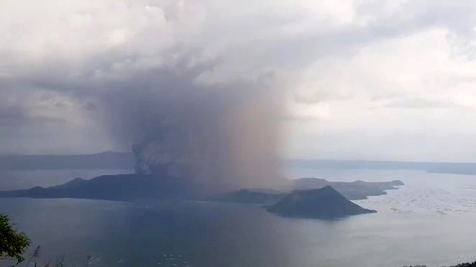 התפרצות הר געש טאאל  (צילום: רויטרס)