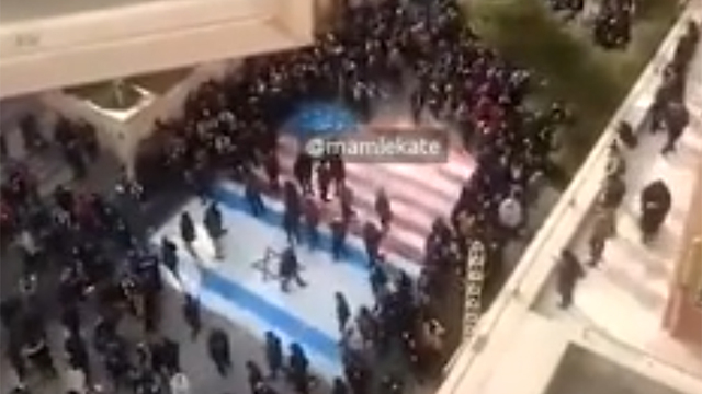 סטודנטים ב איראן נמנעו מלדרוך על דגלים דגל ארה