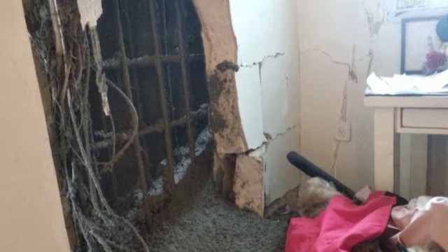 הקיר שקרס בחדר השינה והבטון שפרץ דרכו (צילום: רותם ברקאי)