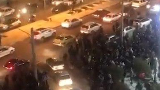 הפגנות ב איראן מפגינים מכים את תמונת קאסם סולימאני ()