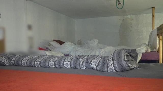 Спальня в доме, где содержались женщины и их дети. Фото: пресс-служба полиции