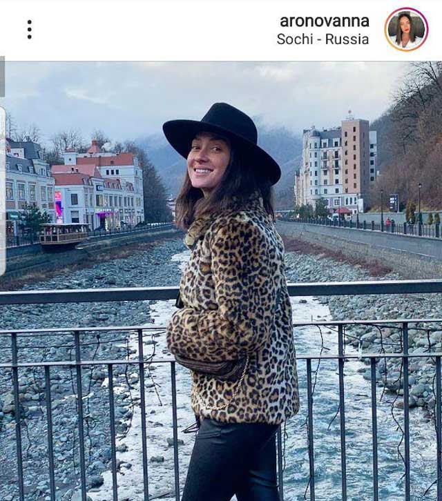 Анна Аронов в широкополой шляпке. Фото: Instagram
