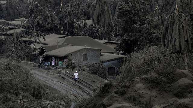 הפיליפינים פיליפינים התפרצות הר געש טאל טאליסיי (צילום: רויטרס)