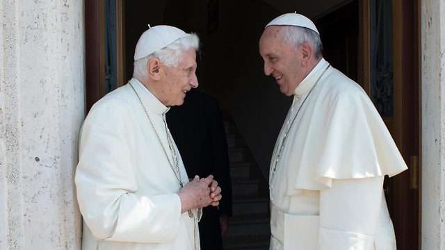 האפיפיור פרנסיסקוס ו האפיפיור בנדיקטוס ה 16 אפיפיור (צילום: EPA)