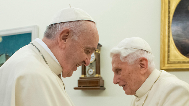 האפיפיור פרנסיסקוס ו האפיפיור בנדיקטוס ה 16 אפיפיור (צילום: רויטרס)