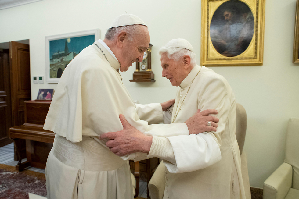 האפיפיור פרנסיסקוס ו האפיפיור בנדיקטוס ה 16 אפיפיור (צילום: רויטרס)