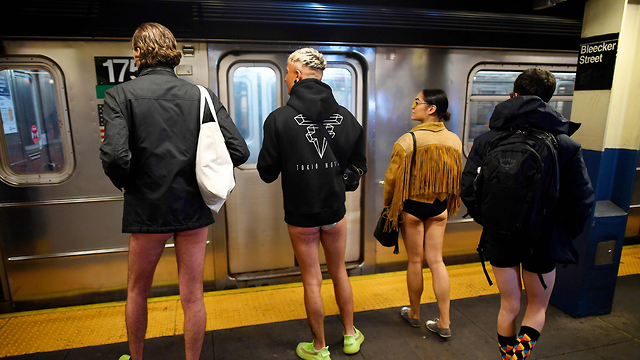 יום ללא מכנסיים ב רכבת ניו יורק (צילום: AFP)