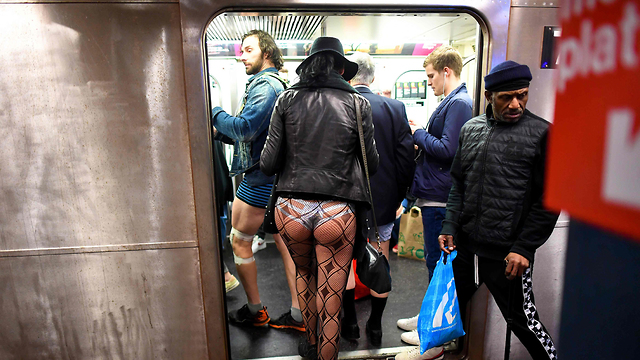 יום ללא מכנסיים ב רכבת ניו יורק (צילום: AFP)