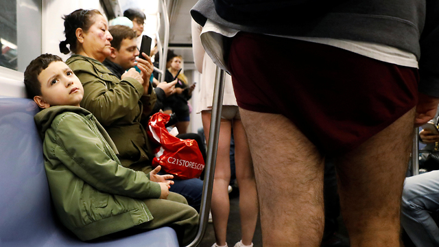 יום ללא מכנסיים ב רכבת ניו יורק (צילום: רויטרס)